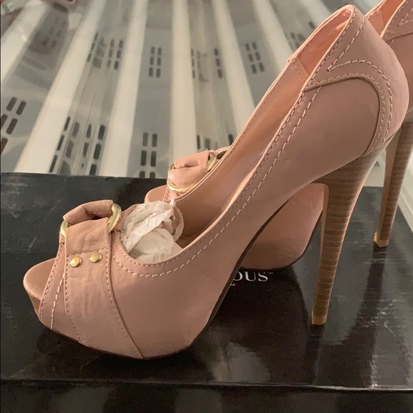 Super cute never worn heels - Picture 3 of 5